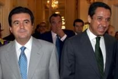 El ministro de Trabajo, Eduardo Zaplana, junto al de Medio Ambiente, Jaume Matas (izquierda)