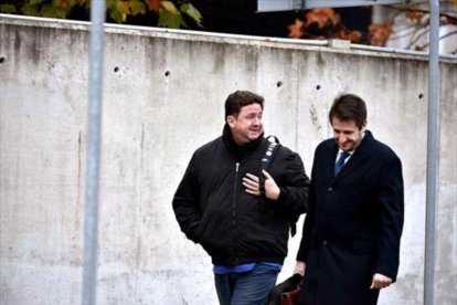 Peñas (izquierda), camino de la 24ª sesión del macrojuicio de la 'Gürtel' en San Fernado de Henares, ayer.