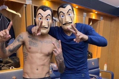 Mbappé y Neymar, con las caretas de La casa de papel, en la foto que han colgado en Twitter.