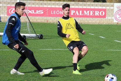 Toni Abad, a la derecha, durante un entrenamiento. TWITTER CULTURAL