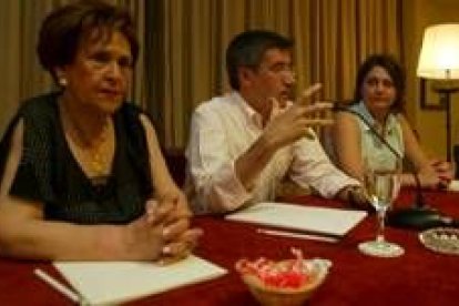 Un momento de la charla-coloquio del alcalde a las amas de casa