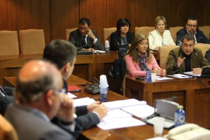 Cortés ejerció de portavoz del PP, donde quedaron vacíos los asientos de Riesco y por estar ausente, de Potes.