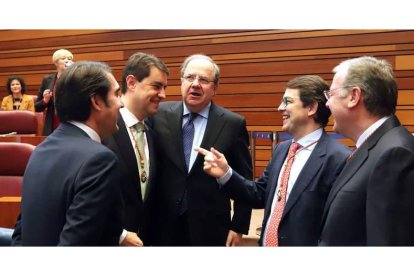 Juan Carlos Suárez Quiñonez, Ángel Ibáñez, Juan Vicente Herrera, Alfonso Fernández Mañueco y Antonio Silván, ayer en las Cortes de Castilla y León. NACHO GALLEGO