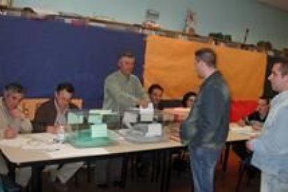 Un momento de la jornada electoral en La Robla, que se desarrolló con total normalidad