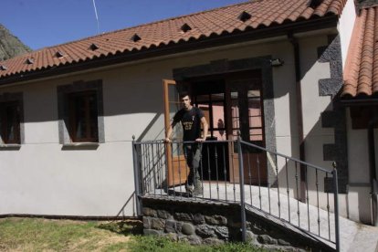 Marcos Dominguez a la entrada del que será el nuevo albergue de la junta vecinal. CAMPOS