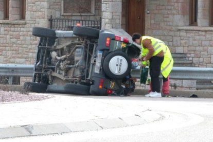 Vuelco de un vehículo en La Robla. CAMPILLO