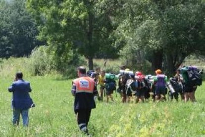 Los niños que formaban parte del grupo esperaron la llegada de responsables del campamento