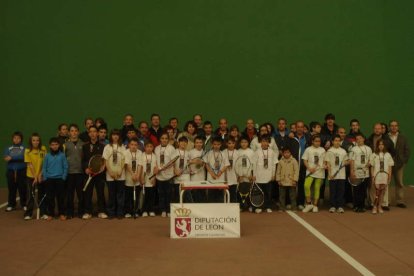 Fotografía de familia de todos los participantes en este quinto Abierto de Edad Escolar.