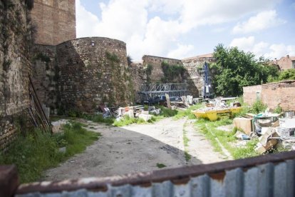 La calle Era del Moro y el tramo de muralla. F. OTERO PERANDONES