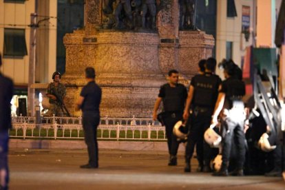 Policías ante un edificio estatal en Ankara. EFE