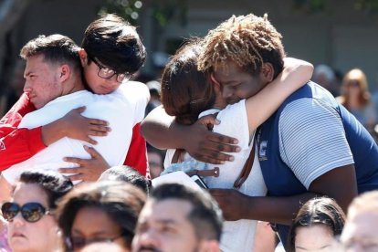 Asistentes a la vigilia por las víctimas del tiroteo en el instituto Marjory Stoneman Douglas en Florida