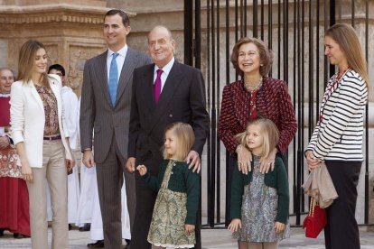 Los Reyes asistieron ayer a la Misa de Resurrección acompañados por los príncipes y las infantas Elena, Leonor y Sofía.