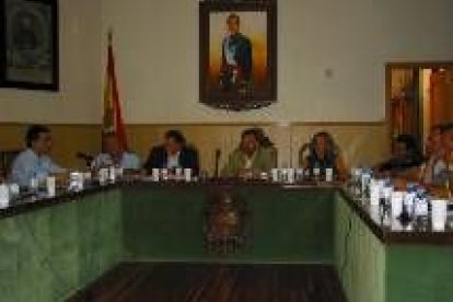La corporación municipal durante un momento del pleno celebrado ayer en el Ayuntamiento