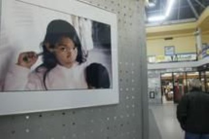 Una de las fotografías que integran la muestra «La mirada», en la estación de autobuses