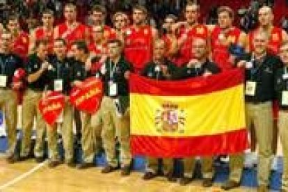 La selección española, con la medalla de plata, visiblemente abatida