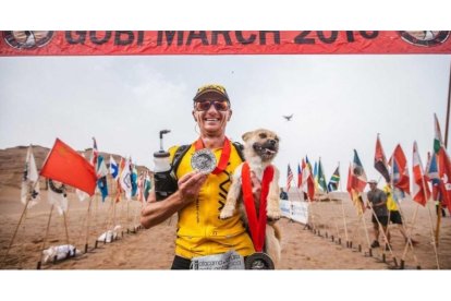 El atleta Dion Leonard con el perrito Gobi.