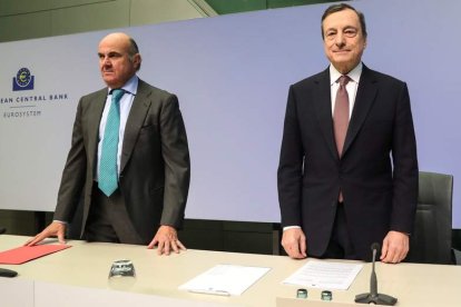 El vicepresidente del BCE, De Guindos, y el presidente, Draghi. A. B.