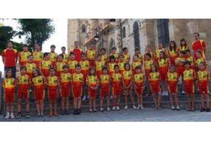 El CC León, delante de la Catedral, en la foto oficial con los integrantes de sus equipos de base.