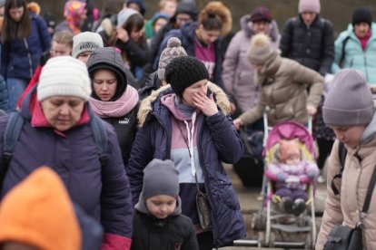 Cientos de refugiados a su llegada a la estación secundaria de Lviv. BORJA SÁNCHEZ