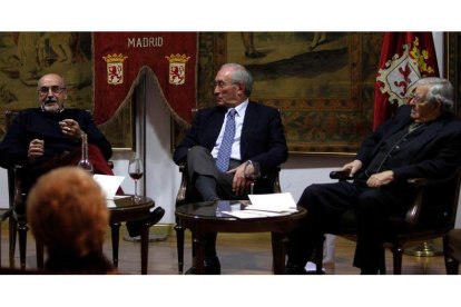 Antón Díez, Cándido Alonso y Félix Pacho, al inicio del calecho que ayer acogió la Casa de León en Madrid .