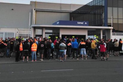 Concentración de trabajadores, ayer tras iniciar la huelga. DL