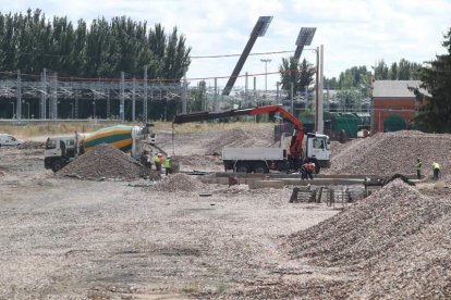 El acopio de balasto es abundante frente a la estación provisional del tren, donde se construye la primera plataforma de hormigón. RAMIRO