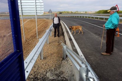 Fernández muestra el remate sin arcén de la pasarela de Torneros y los viales de acceso