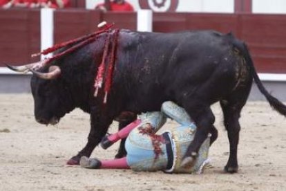 El diestro Serafín Marín es volteado por su primer toro, sin consecuencias.