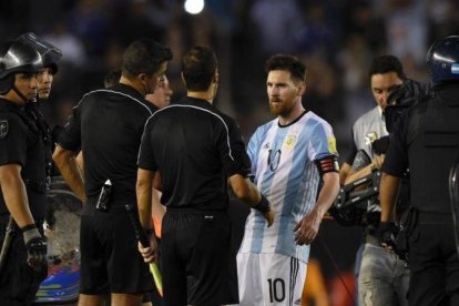 Messi protesta ante los colegiados en el partido ante Chile.