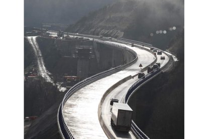 Estreno ayer sábado de parte del viaducto en la A-6. ANA F. BARREDO