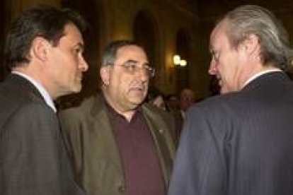 Joaquim Nadal conversa con Artur Mas y Josep Piqué, ayer, tras la sesión del Parlament