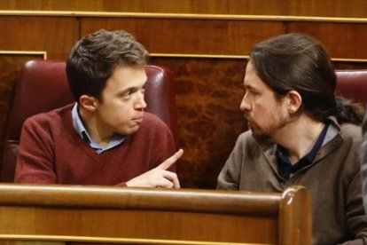 Errejón e Iglesias, en plena discusión en sus escaños del Congreso, ayer.