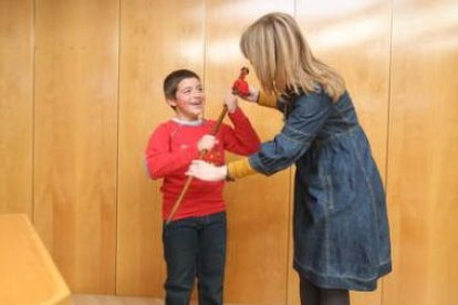 Todos los niños posaron con los concejales al término del Pleno que celebraron en el Ayuntamiento