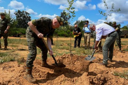 El teniente general Luis Cebrián , jefe de Infraestructuras del ministerio de Defensa y Fernando García, presidente de la Fundación Iberdrola en la inauguración de la plantación del Bosque Defensa-Iberdrola Base Conde de Gazola. J. CASARES