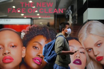 Un hombre protegido con una mascarilla. STEVEN SAPHORE