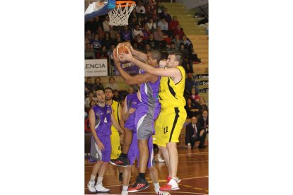 Lucho Fernández, a la derecha, trata de hacerse con el control del balón.