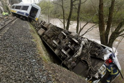 Un bombero supervisa uno de los vagones del tren.