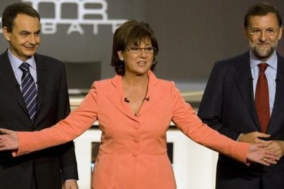 José Luís Rodríguez Zapatero y Mariano Rajoy junto a Olga Viza, moderadora del cara a cara que enfrentó a los candidatos en el 2008.