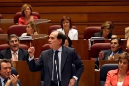 Tomás Villanueva, en un momento de su comparecencia de ayer en el Pleno de las Cortes