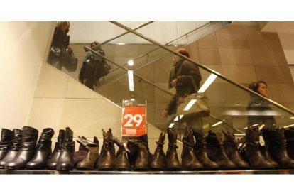 Los comerciantes insisten en que abrir más tiempo sólo les perjudica.