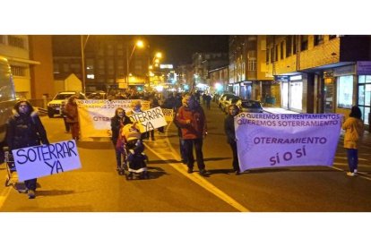 Cabeza de la marcha de ayer tarde, junto al puente de Adif en Trobajo. DL