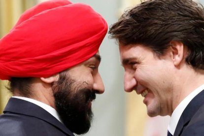 Imagen de archivo del primer ministro canadiense, Justin Trudeau, y el ministro de Innovación, Ciencia y Desarrollo Económico, Navdeep Bains.