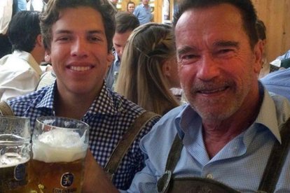 Schwarzenegger y su hijo Joseph Baena, en la fiesta de la cerveza de Múnich.