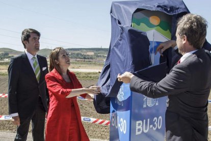 Suárez-Quiñones, Pastor y Lacalle, ayer, descubriendo el monolito del nuevo tramo.