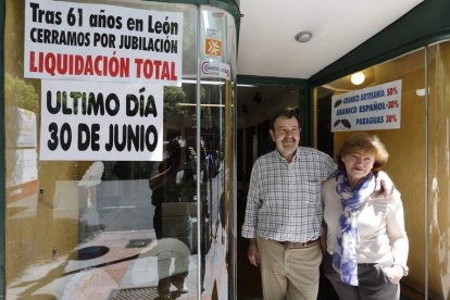 Ernesto y su mujer cerraron ayer por última vez las puertas de su paragüería en Gran Vía de San Marcos.