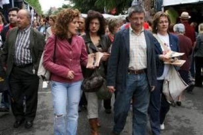 Fernández y su candidatura pasearon ayer por el rastro municipal