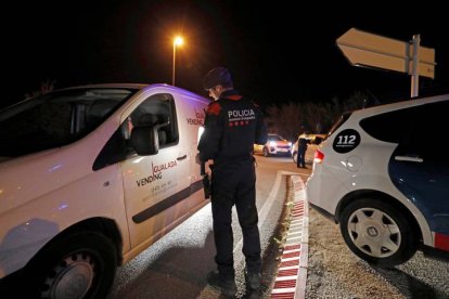 Agente de policía a la entrada de Igualada. SUSANNA SÁEZ