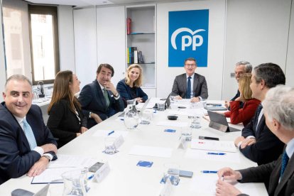 El presidente del PP, junto a los consejeros de Vivienda. ICAL