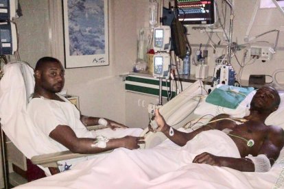 Eric Abidal recuperandose en el hospital tras la operación /