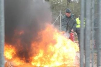 Un agente sofoca un supuesto incendio, en un momento de las prácticas realizadas ayer en La Virgen